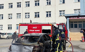 Hastane personelinin aracı alev alev yandı, başhekimden destek geldi