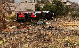 Kaza sonrası elektrik hattı onarımını yapan işçi, akıma kapılarak yaralandı