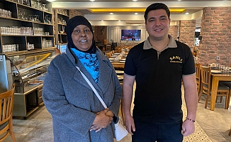 Nefes borusuna yiyecek takılan İngiliz turisti, garson kurtardı!