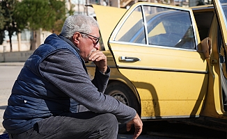 Sosyal medyadan tanışıp evlenen 62 yaşındaki adam, 4 aydır hayatını arabasının içinde geçiriyor