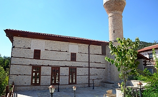  Antalya'da 600 yıllık Sarıhacılar Camisi, restorasyon sırasında alınan eserlerin iadesini bekliyor