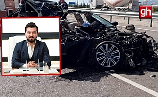 Antalya'da feci kaza...  Lüks otomobil kamyona arkadan çarptı!