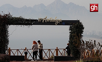 Antalya'da toz taşınımı etkili oldu, görüş mesafesi düştü!