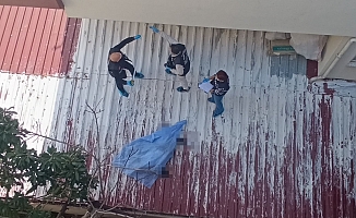 Apartmanın 3'ncü katından zemin katın çatısına düştü!