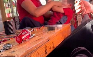 Böyle anne olmaz olsun! Çocuğun nefesini kesti, defalarca vurdu