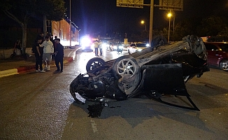 Çalıştığı oto galeriden emanet aldığı otomobille takla attı
