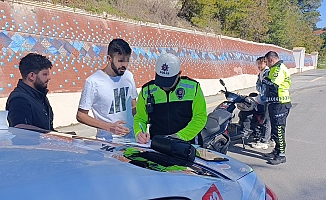  Denetime takılan ehliyetsiz sürücü ağabeyinin kimliğiyle uygulamayı atlatmak istedi