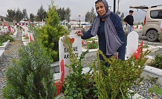 Deprem şehitliğinde buruk ziyaret