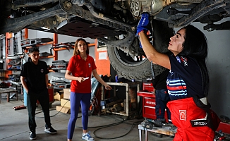 Kadın off-road pilotu, pistlerin tozunu attırıyor