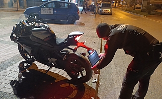Motosikletin plakasını bereyle kapattı... Ceza yedi!