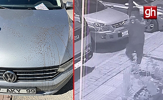 Otomobile asit döktü, hiç olmamış gibi yoluna devam etti!