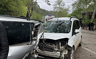 5 kişilik ailenin cenazesinden dönen amca aynı yolda kaza yaptı: 8 yaralı