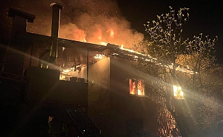 Antalya'da 2 katlı ev alev alev yanıp küle döndü