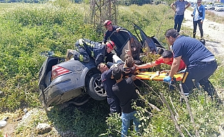 Bariyerlere çarpıp kanala devrildi, ters dönen araçtan sağ kurtuldular