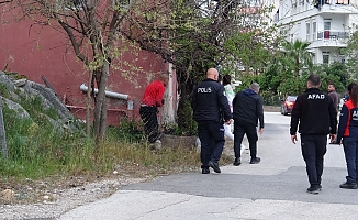 Bunalıma girip kayalıklara çıkan genç, ekipleri alarma geçirdi