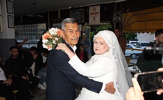 Eşine 45 yıl sonra gelinlik giydirdi!