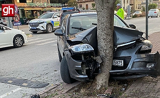 Otomobille ağaca çarptı yaralıları bırakıp kaçtı!