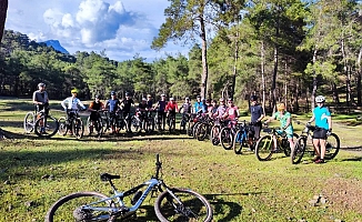 Rus ve Avrupalı bisiklet sporcuları kamp için Kemer’i tercih etti