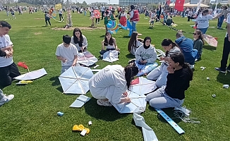 Şiddetli rüzgar uçurtmaları birbirine doladı, öğrencilerin keyifleri yarıda kaldı