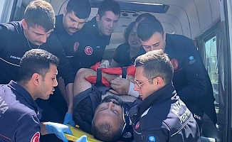  Tur minibüsü ile su tankerine çarpıştı, sıkışan sürücü 3 saatte kurtarıldı