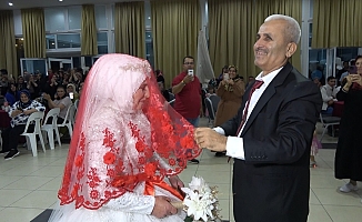  33 yıl sonra gelinlik ve damatlık giydiler
