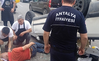 Alanya'da kontrolden çıkan kamyonet önce otomobile çarptı, ardından takla attı: 1 yaralı
