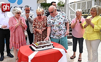  Alman turist çifte 30 yıllık sadakat plaketi