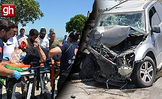 Antalya'da iş makinesi ile çarpışan otomobildeki sürücü ve eşi yaralandı