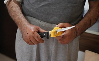 Barışma çağrısıyla gittiği evde eşi tarafından defalarca bıçaklandı!