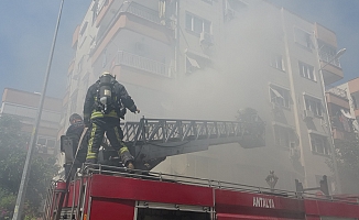 Dairede çıkan yangın apartmanı dumana boğdu