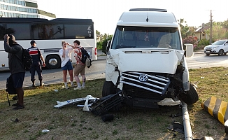 Hafif ticari araç ile tur aracı çarpıştı, 3'ü turist 4 kişi yaralandı
