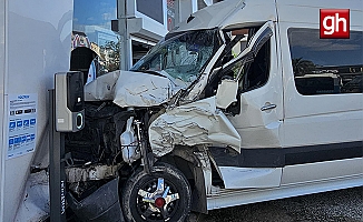 İki servis aracı çarpıştı, biri iş yerine daldı