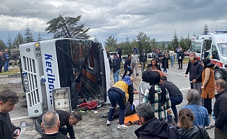 Isparta'da yolcu midibüsü devrildi, yaralılar var
