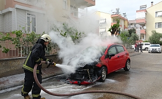 Otomobil alev alev yandı!