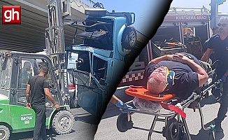  Turistler devrilen araçtan forklift yardımıyla çıkarıldı