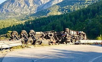 Antalya'da demir profil yüklü tır devrildi: 1 ölü