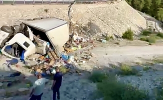 Antalya'da yoldan çıkan kamyon boş alana yuvarlandı