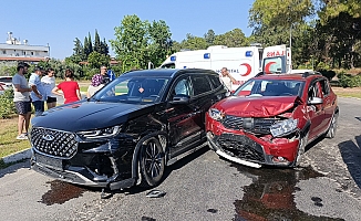 Antalya’da iki otomobil çarpıştı: 7 yaralı