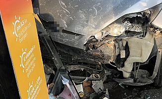 Direksiyon hakimiyetini kaybetti kozmetik mağazasına girdi!