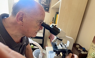 Evinin bir odasını labaratuvar haline getirdi, araştırmalarına ara vermedi
