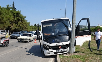 Freni patlayan minibüs önündeki araca ve aydınlatma direğine çarptı: 4 yaralı
