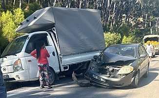 Kamyonete çarpan otomobil sürücüsü hayatını kaybetti
