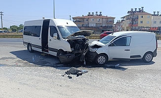 Tur aracı hafif ticari araçla kafa kafaya çarpıştı: 6 yaralı