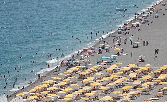  Antalya'da sıcaklık artışı devam ediyor, vatandaşlar sahile akın etti