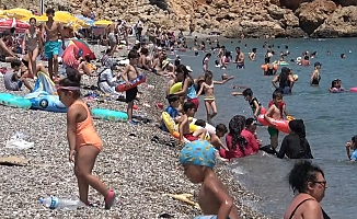 Antalya'da termometreler 43 dereceyi gördü, sahiller doldu