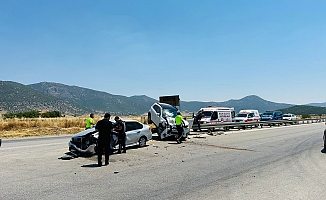  Burdur-Antalya Karayolu'nda feci kaza 2'si çocuk 5 yaralı