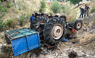 Dereye taş dökerken devrilen traktörün altında kaldı, cansız bedeni 1 saat sonra bulundu