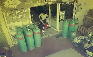  Dükkana girdi, esnafı sokağa fırlattı!