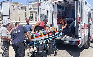 Manavgat’ta inşaattan düşen 2 işçi yaralandı