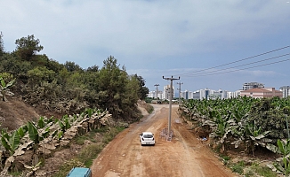 Alanya'da yol genişletildi, elektrik direği yolun ortasında kaldı